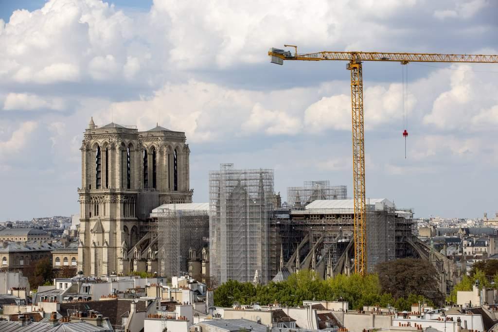 Notre-Dame est, depuis le 15 avril 2019, fermée au public pour une durée indéterminée. Sa reconstruction à l'identique est décidée en 2020 et sa réouverture au public prévue pour 2024.